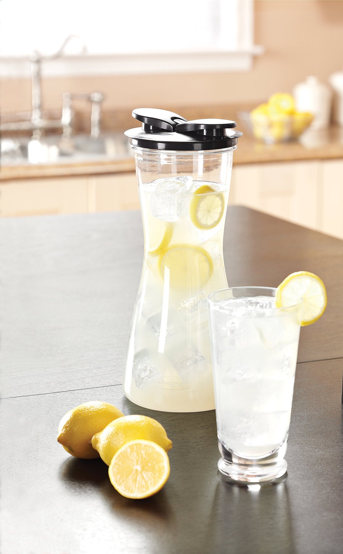 Rubbermaid Carafe with Leak-Proof Lid, 2-quart (1878491)