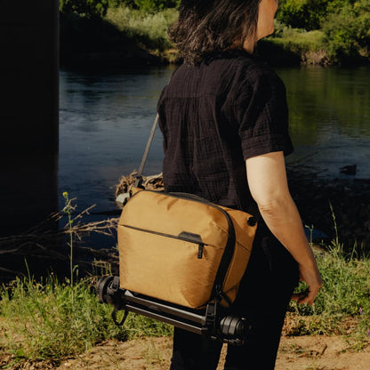 Peak Design Everyday Sling 6L, Coyote, Padded Adjustable Shoulder Strap for Crossbody or Waist Carry, FlexFold Dividers, Ideal for Carrying Cameras or Everyday Essentials, Sling Bag for Men and Women