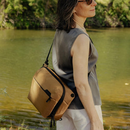 Peak Design Everyday Sling 6L, Coyote, Padded Adjustable Shoulder Strap for Crossbody or Waist Carry, FlexFold Dividers, Ideal for Carrying Cameras or Everyday Essentials, Sling Bag for Men and Women