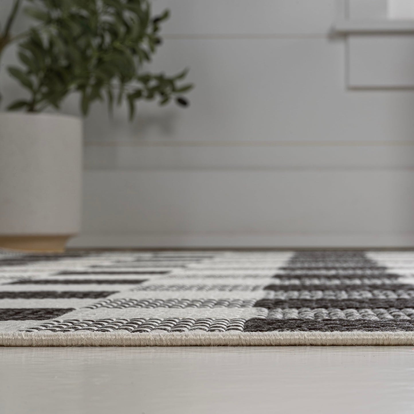 JONATHAN Y Geometric Bold Gingham Indoor Outdoor Area Rug 8X10 Black/Cream, Darcy Traditional for Backyard, Patio, Porch, Easy-Cleaning, High Traffic, Pet-Friendly, Non-Shedding (TSN201A-8)