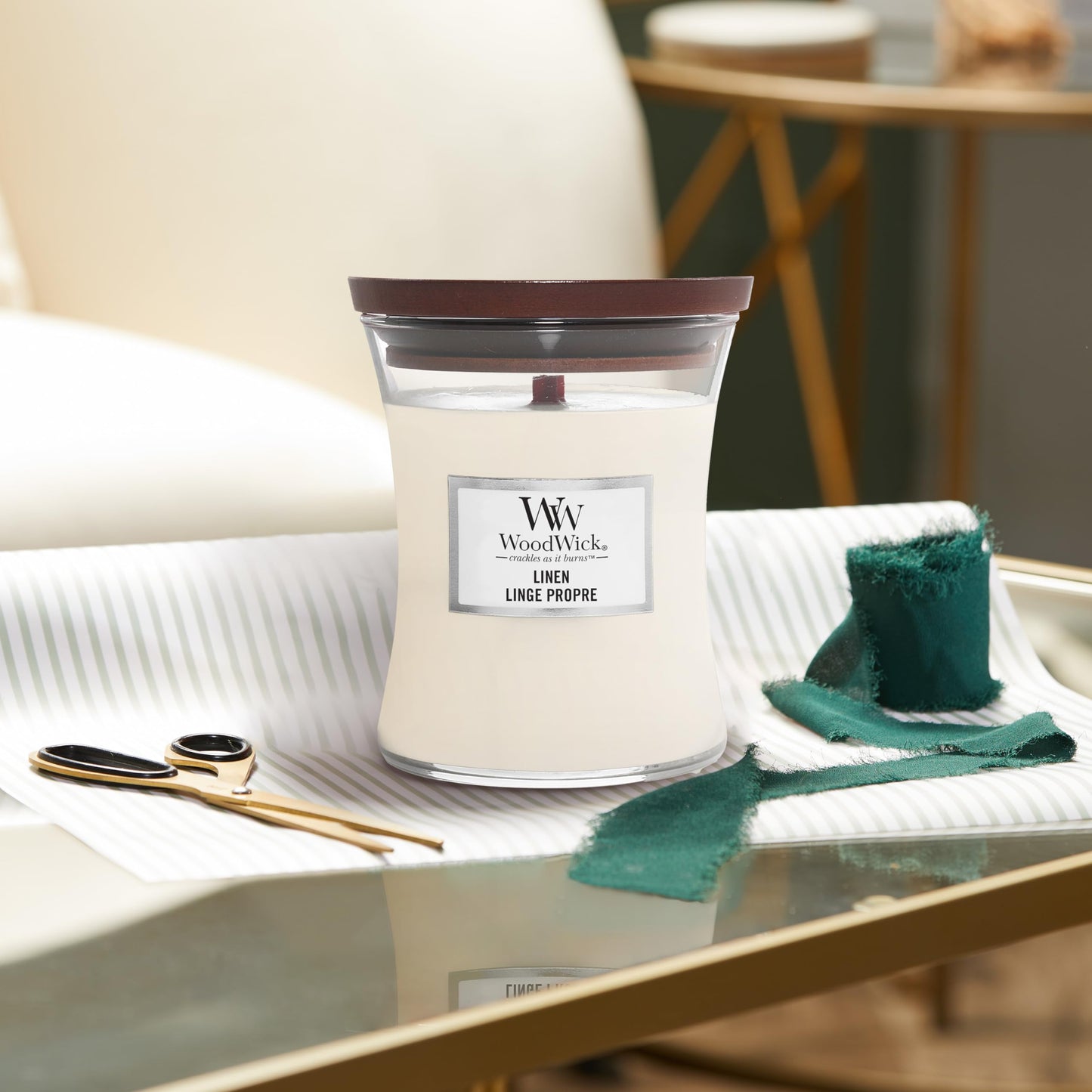 Woodwick Medium Hourglass Scented Trilogy Candle | Sun-Ripened Berries | with Crackling Wick | Up to 60 Hours Burn Time