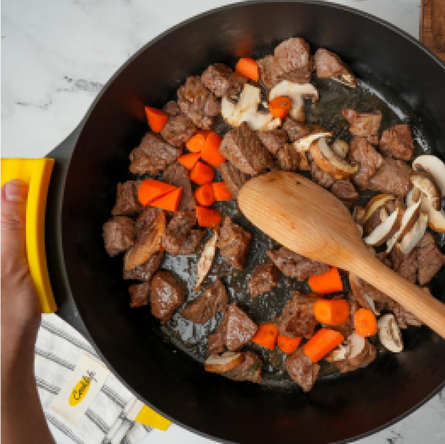 COOKLIFE 5.5 Quart Lightweight Pre-Seasoned Cast Iron Dutch Oven with Lid - Smooth Polished Surface, Easy to Clean Cast Iron Pot Use in the Oven, on the Stove or Grill, Over a Campfire