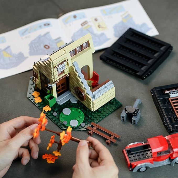 House Building Set Compatible with Lego for AdultsA Frame Cabin Toy for Architecture LoversGift for HalloweenChristmas Home Decor 696 pcs