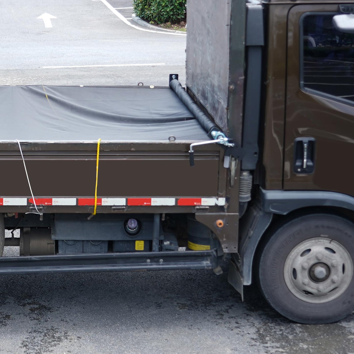 VEVOR Hand Crank Tarp Roller Kit, 64" to 104" Wide, Aluminum Alloy, Manual Cab Level Dump Truck Tarp Roller with 7" Sponge-Wrapped Handle, Perfect for Dump Trucks, Trailers, Trash Haulers (No Tarp)