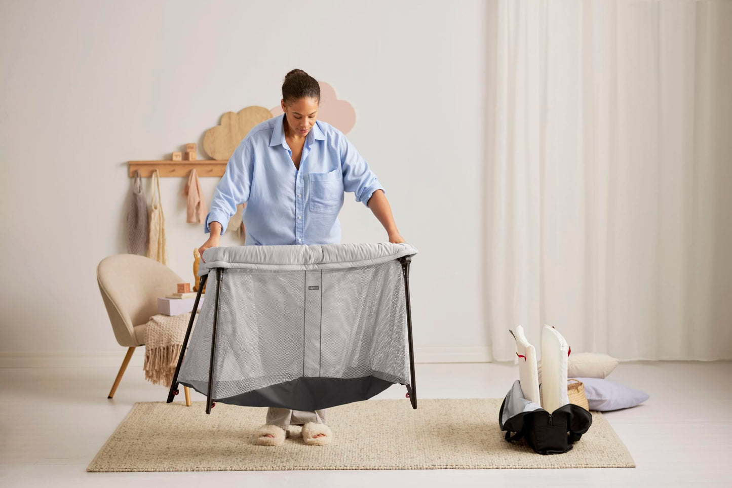 BabyBjörn Travel Crib Light - Silver + Fitted Sheet Bundle Pack