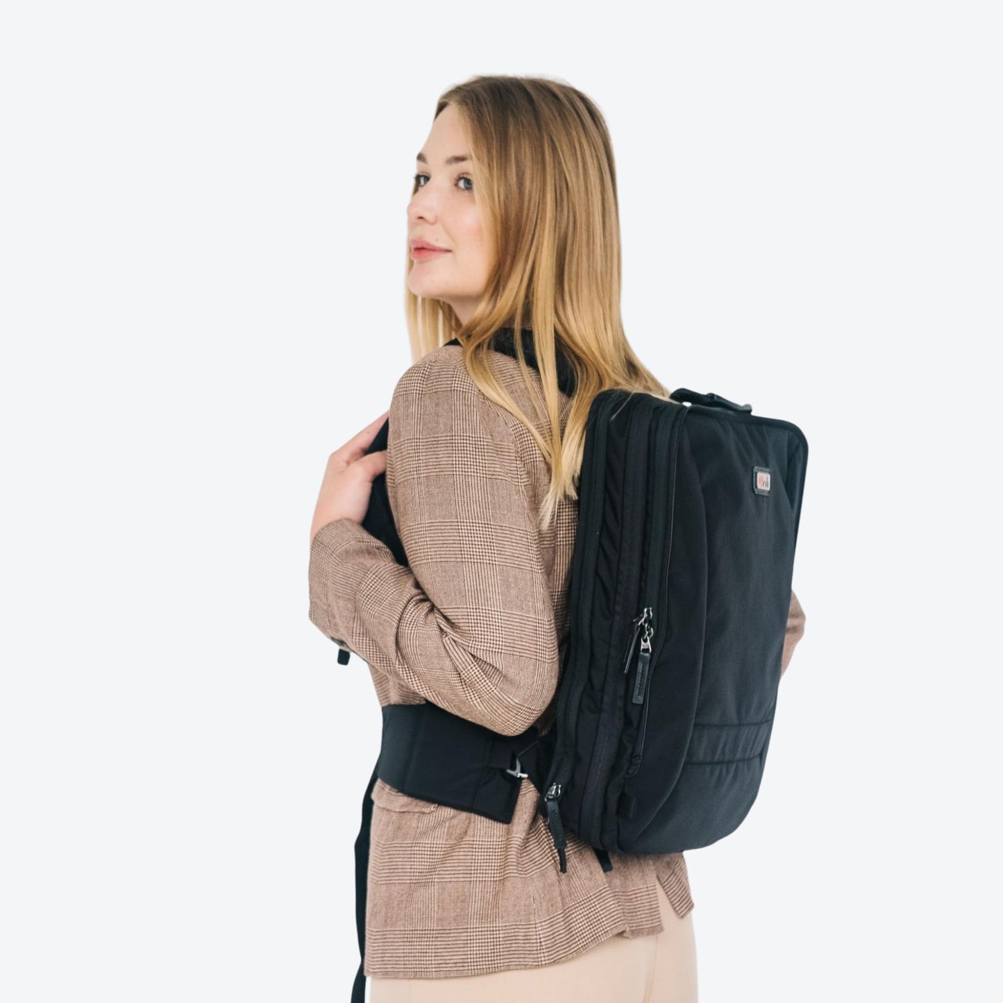 Trilogy Weekender Daypack I Opens like a suitcase, for easy packing. Expands into a 22-liter weekender. Hidden under-bag sling holds yoga mat, sleeping bag, and doubles as a rear cover (Zinfandel)