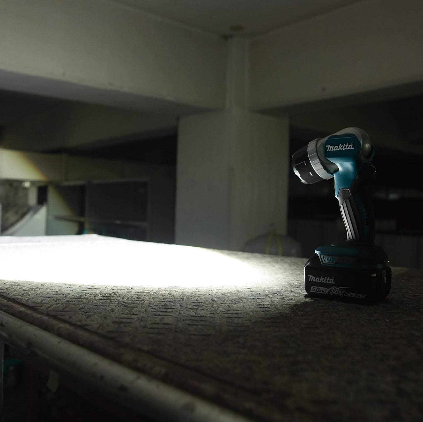 Makita DML808 18V LXT Lithium-Ion Cordless Adjustable Beam L.E.D. Flashlight, Flashlight Only