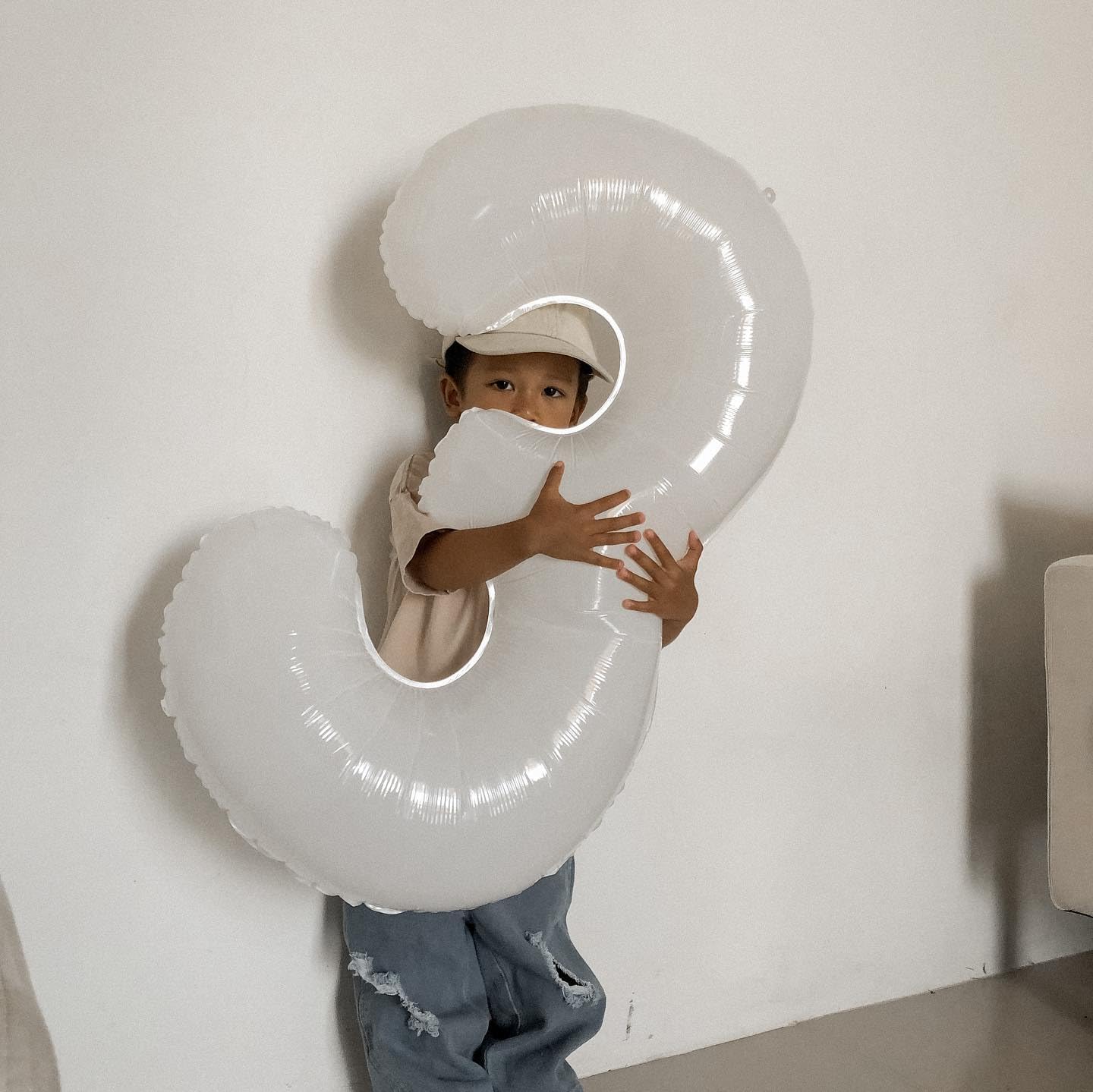 Translucent Number 60 Balloon by [Brand Name] - 40-Inch White Birthday Decoration for 60th Celebration