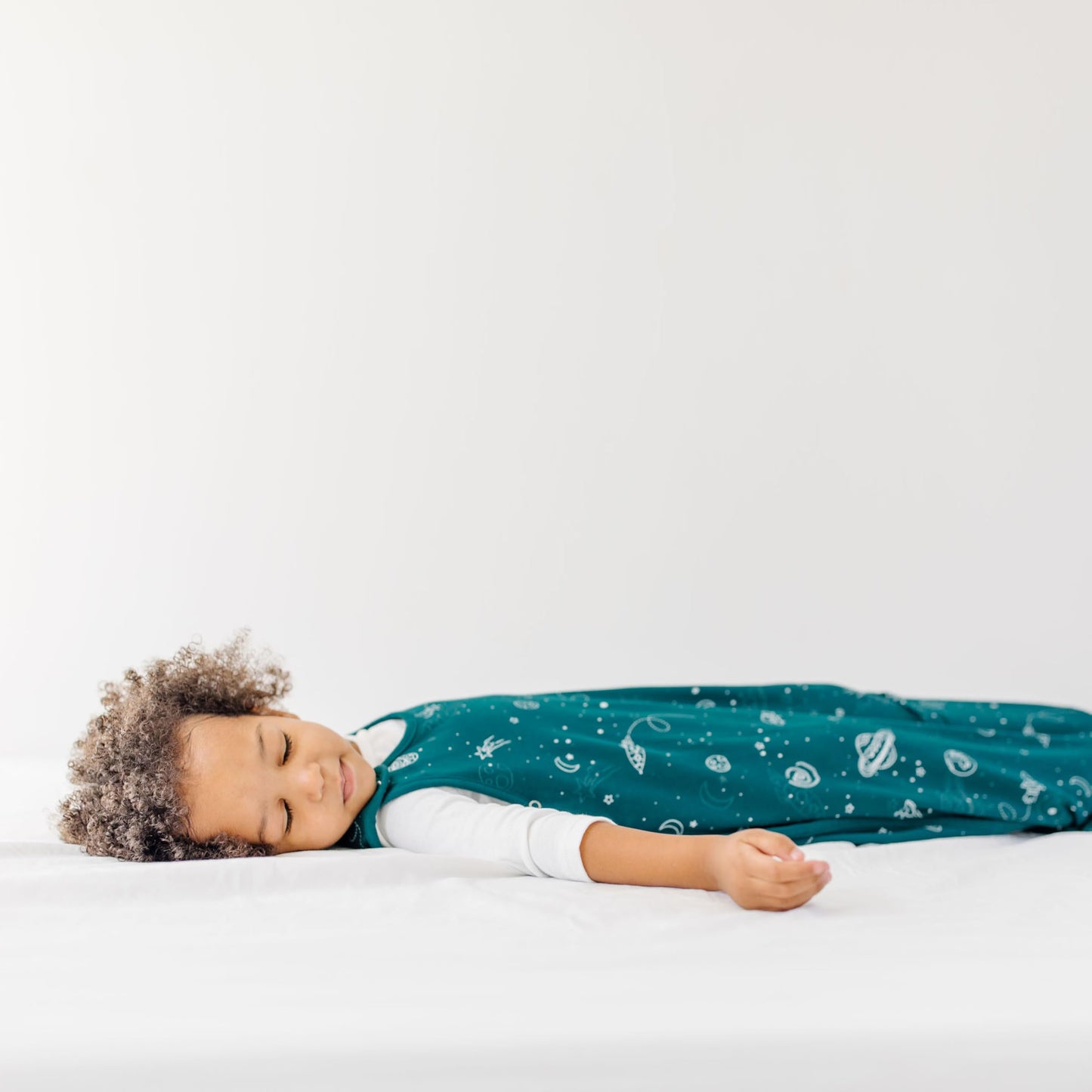 Woolino Big Kid Sleeping Bag, 4 Season Baby Sleep Sack, Merino Wool and Organic Cotton Wearable Blanket, 4-6 Years, Space (Glow In The Dark)