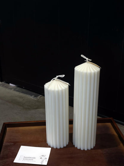 Hyznengu Ribbed Peak Pillar Candle- Large Handmade Scented Soy Wax Candle with Elegant Bubble Aesthetic， Housewarming Gift, Shelf & Coffee Table Centerpiece, White (Medium)