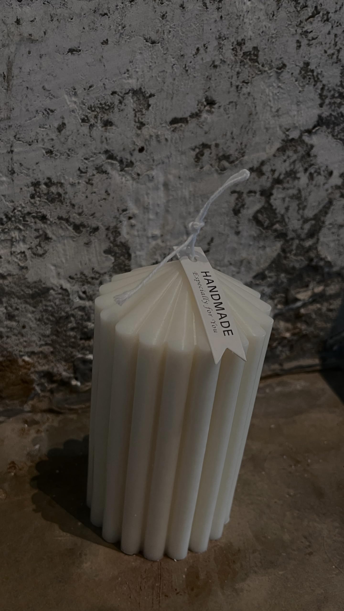 Hyznengu Ribbed Peak Pillar Candle- Large Handmade Scented Soy Wax Candle with Elegant Bubble Aesthetic， Housewarming Gift, Shelf & Coffee Table Centerpiece, White (Small)