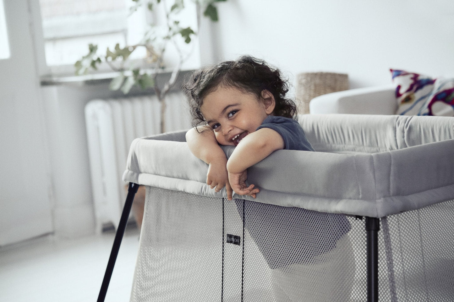 BabyBjörn Travel Crib Light - Silver + Fitted Sheet Bundle Pack