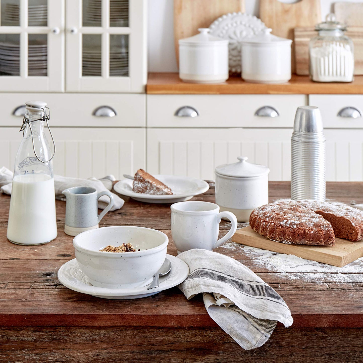 Casafina Ceramic Stoneware 94 oz. Canister - Fattoria Collection, White | Microwave & Dishwasher Safe Dinnerware | Food Safe Glazing | Restaurant Quality Serveware