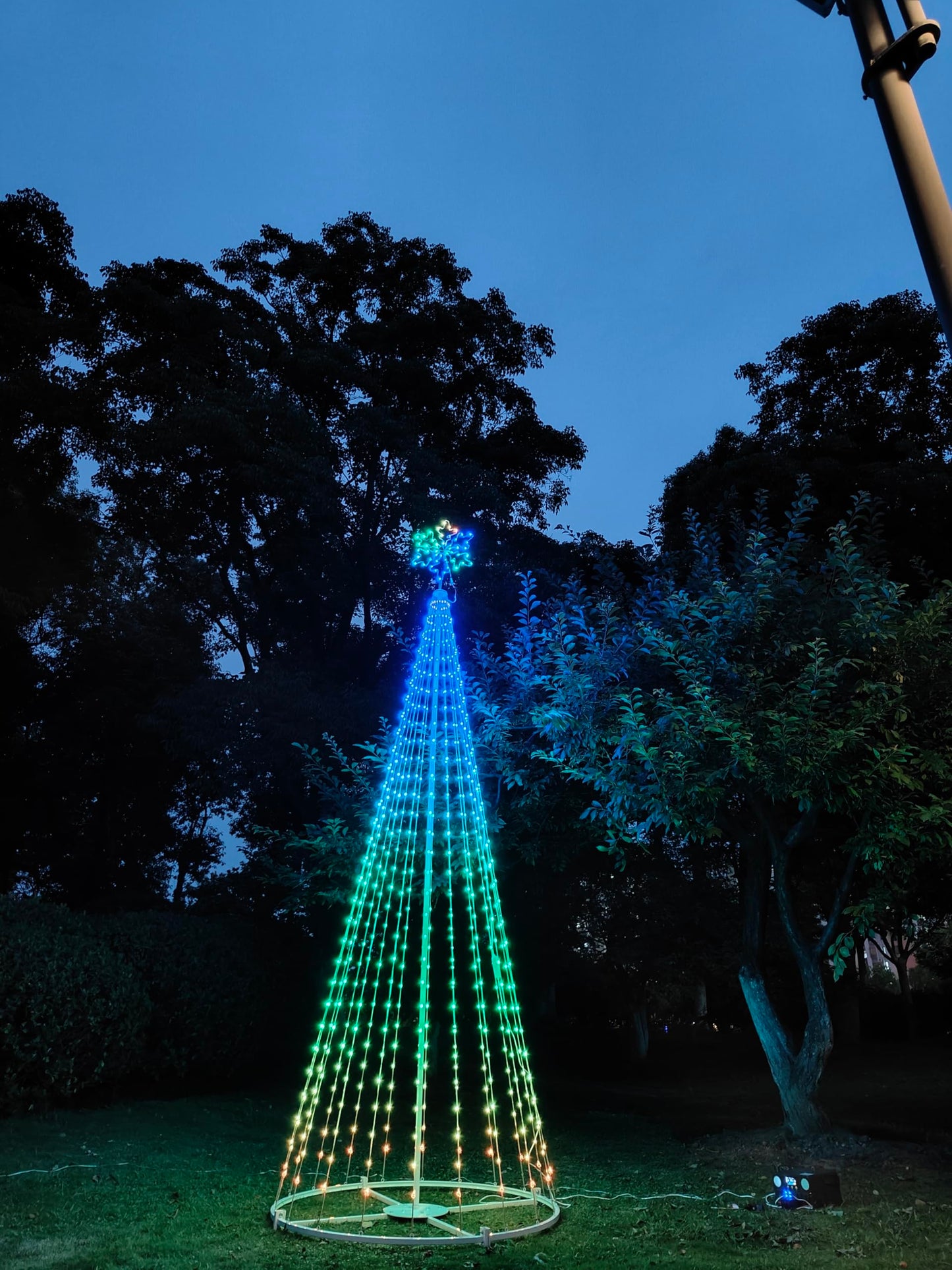 Mengstart Outdoor Lighting Christmas Tree Light for Yard, 12FT Smart Led Cone Outside Xmas Tree Light Show with 648 Lights Color Changing Sync Musical APP Control, Flag Pole Christmas Tree Kit
