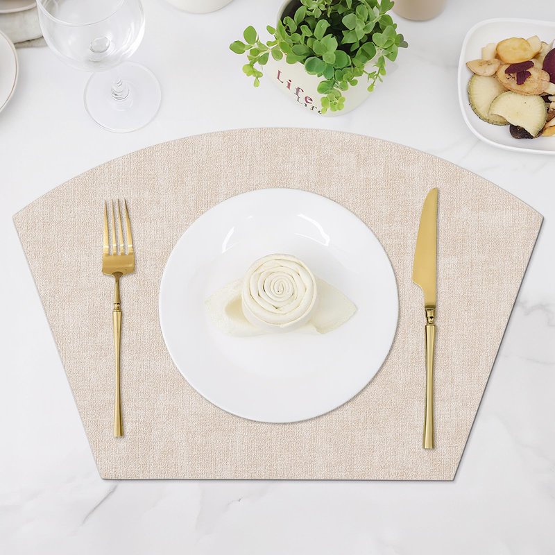 Homaxy Round Table Placemats Set of 6, Washable Wedge Shaped Faux Leather Table Mats, Wipeable Kitchen Dinner Place Mats for Indoor Outdoor, Beige