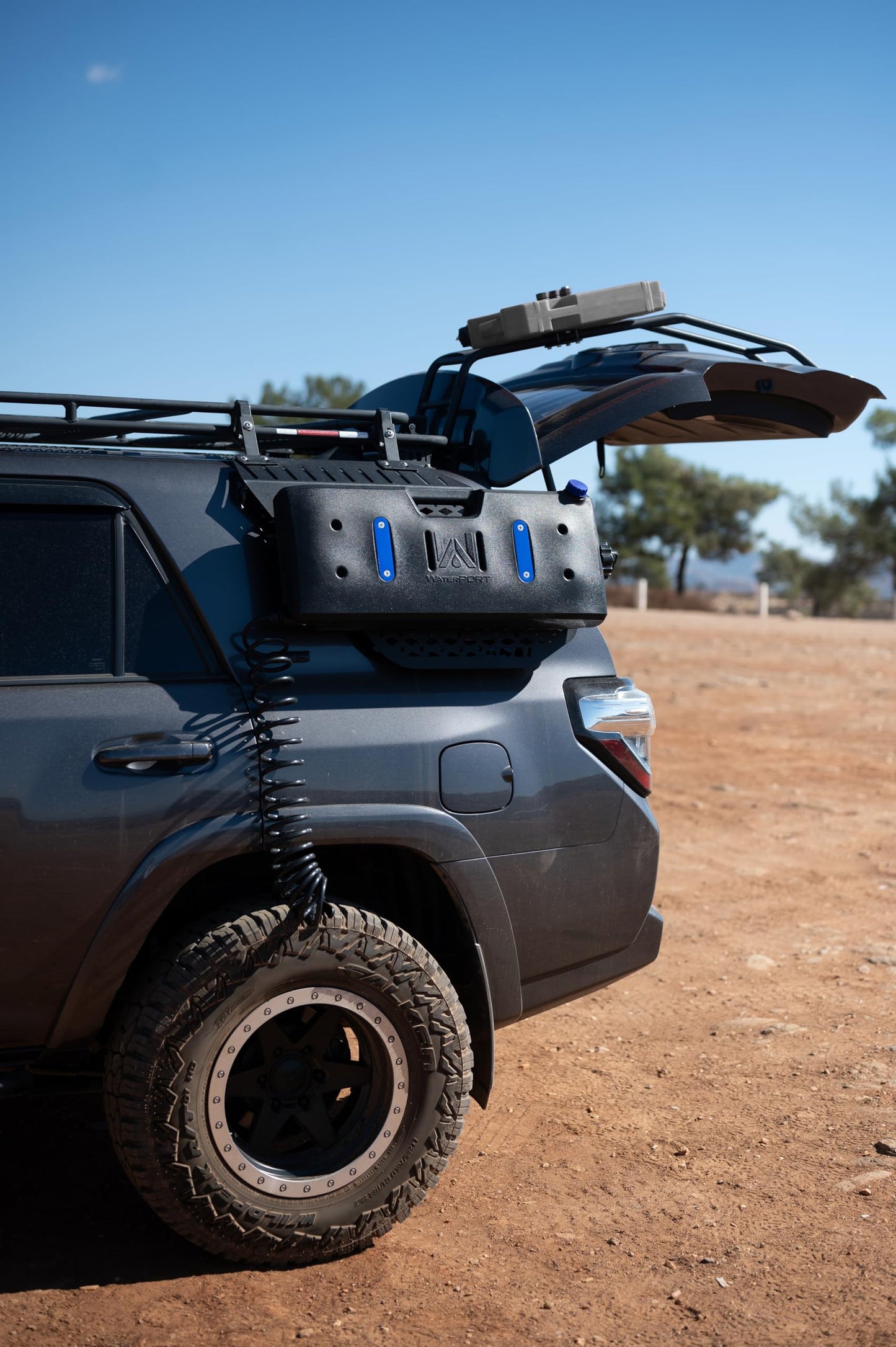 WaterPORT Overlander 5-Gallon Pressurized Water Tank with Hose, Nozzle, and Vehicle Mount