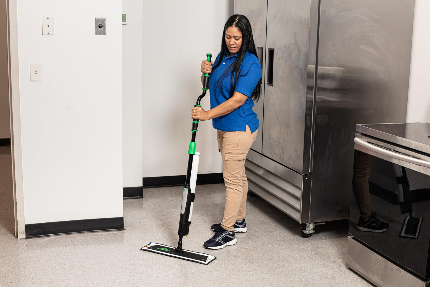 Unger Commercial Excella 18 " Floor Cleaning Kit - Floor Mop with Height Adjustable Pole and Liquid Dispensing, Includes 2 Microfiber Pads and 2 Refillable Bottles - EFKT1