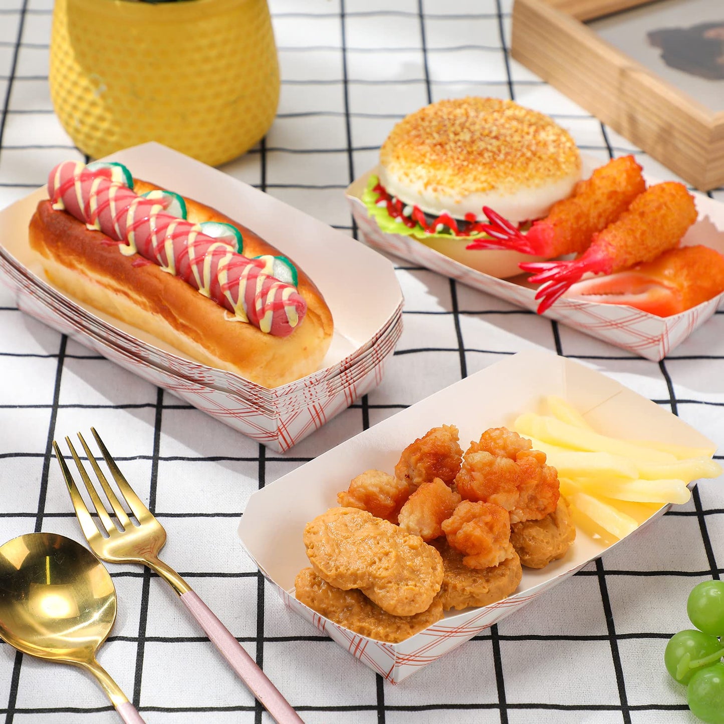 200 Pcs 2LB Checkered Paper Hot Dog Trays, 7 Inch Christmas Disposable Red and White Food Trays Food Hot Dog Holder Serving Paper Boats for Birthday Festivals Party Decorations Supplies Popcorn