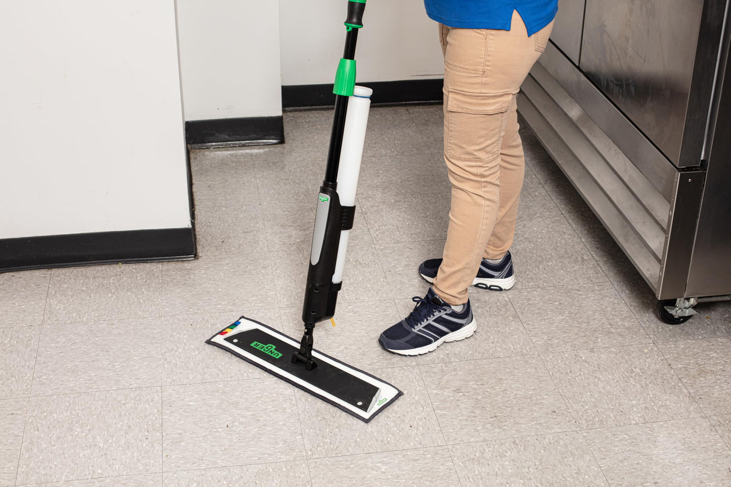 Unger Commercial Excella 18 " Floor Cleaning Kit - Floor Mop with Height Adjustable Pole and Liquid Dispensing, Includes 2 Microfiber Pads and 2 Refillable Bottles - EFKT1