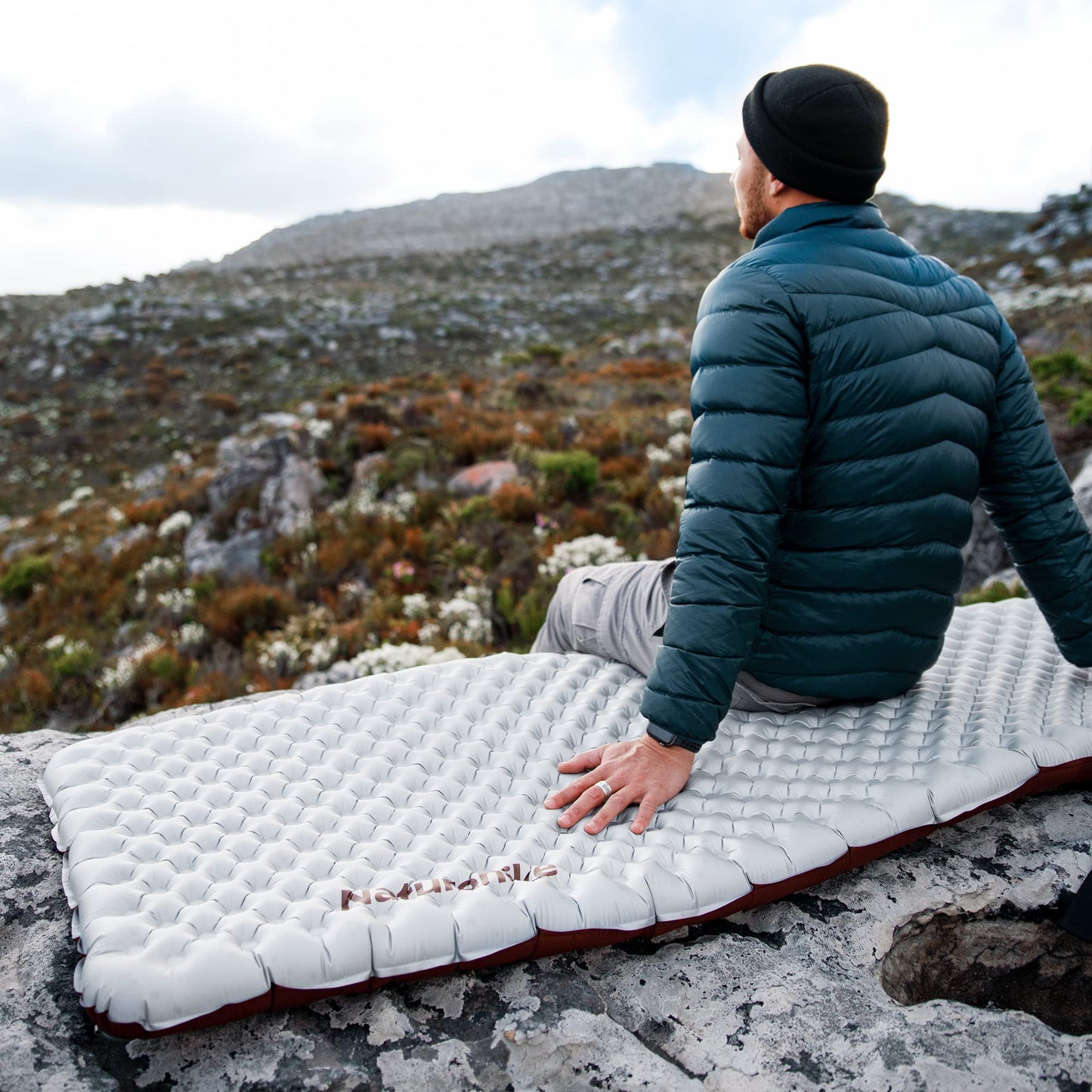 Naturehike Ultralight Insulated Sleeping Pad with R5.8, 3.2in Thickened Patchworkable Inflatable Double Sleeping Mat for Camping, Hiking, Climbing with Inflatable Bag (Silver-Rectangular-Large)