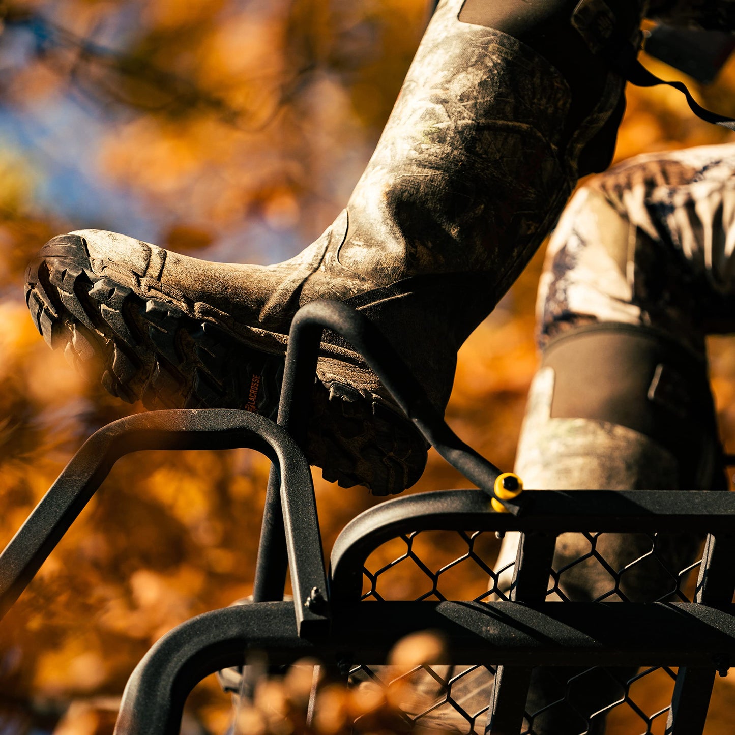 Rivers Edge® Lockdown™ 21' Wide, Towering 21' Height, Flip-Up TearTuff™ Mesh Seat, The Ultimate Shooting Rail™, Patent-Pending Ground-Level Ratcheting Technology™, LD200