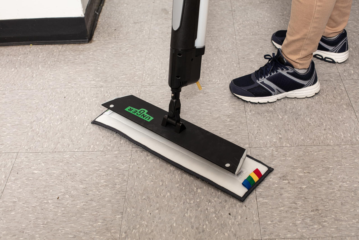 Unger Commercial Excella 18 " Floor Cleaning Kit - Floor Mop with Height Adjustable Pole and Liquid Dispensing, Includes 2 Microfiber Pads and 2 Refillable Bottles - EFKT1