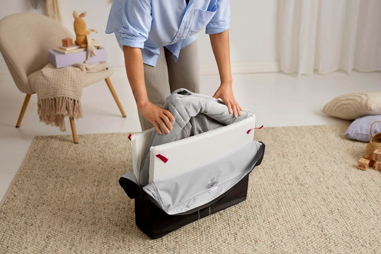 BabyBjörn Travel Crib Light - Silver + Fitted Sheet Bundle Pack