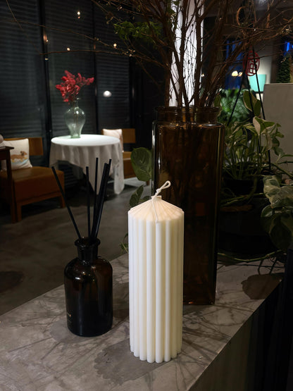 Hyznengu Ribbed Peak Pillar Candle- Large Handmade Scented Soy Wax Candle with Elegant Bubble Aesthetic， Housewarming Gift, Shelf & Coffee Table Centerpiece, White (Medium)