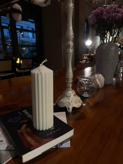 Hyznengu Ribbed Peak Pillar Candle- Large Handmade Scented Soy Wax Candle with Elegant Bubble Aesthetic， Housewarming Gift, Shelf & Coffee Table Centerpiece, White (Medium)