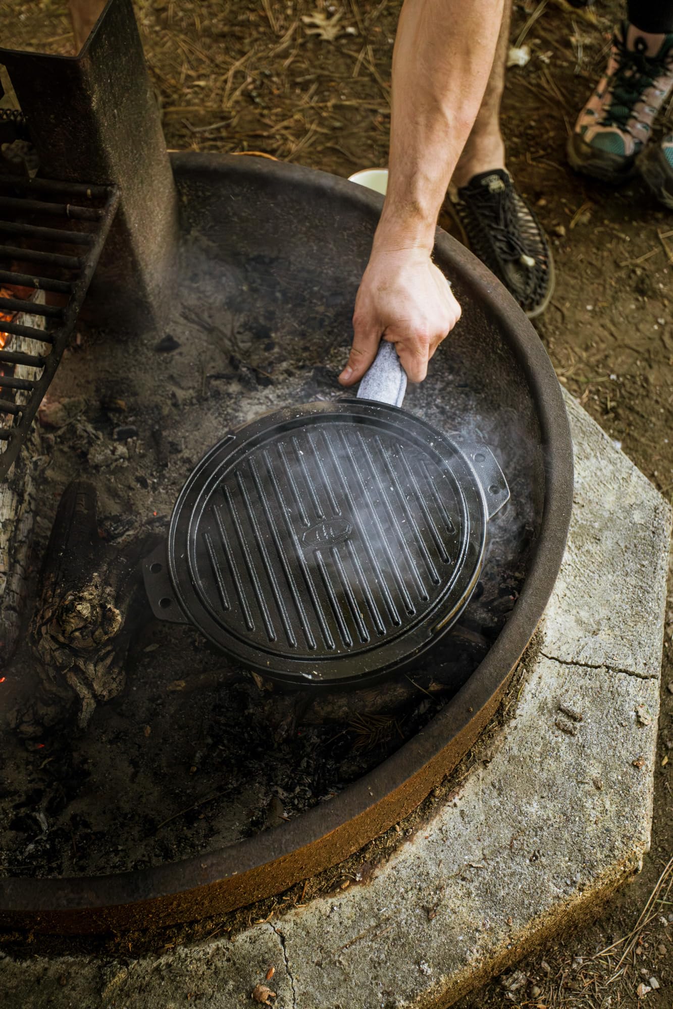 GSI Outdoors Guidecast Outdoor Cookset: 10" Deep Frypan with Dome Lid, Dual-Sided Cast Iron Griddle/Grill, Removable Handles