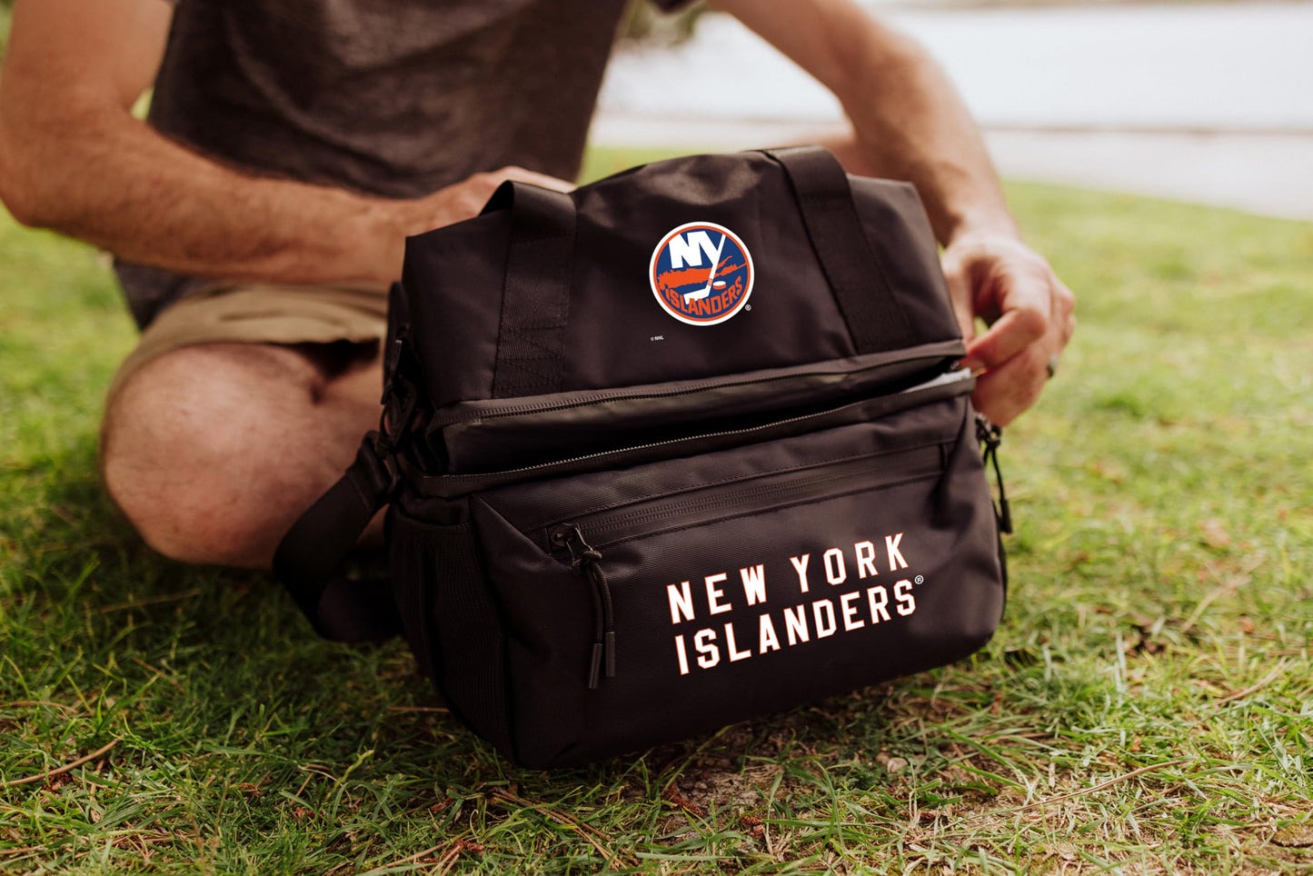 PICNIC TIME NHL New York Islanders Tarana Lunch Bag Cooler with Utensils Made from Recycled Material, Lunch Box with Picnic Set, Upcycled Lunch Cooler Bag, (Carbon Black)
