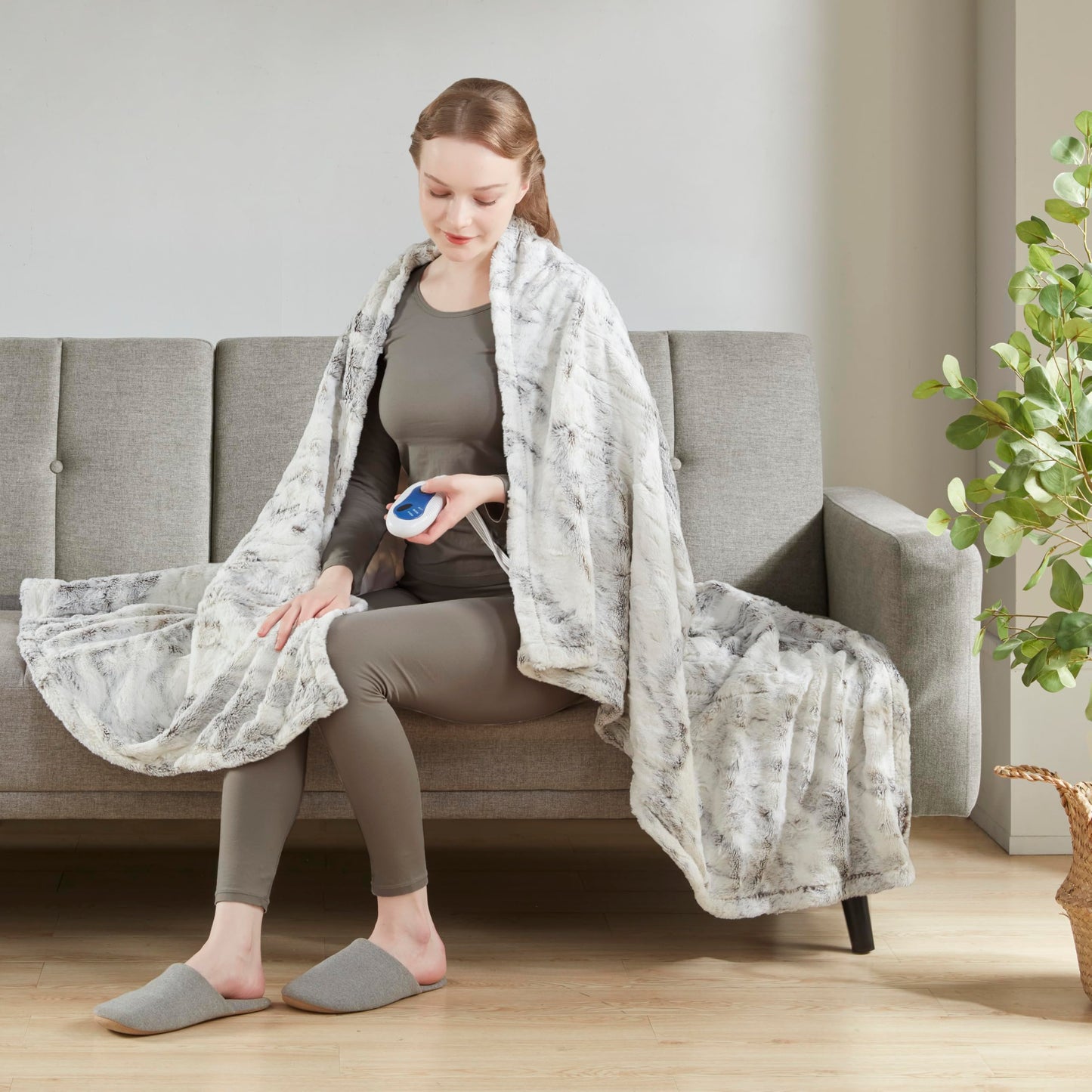 Beautyrest Zuri Reversible Faux Fur to Mink Electric Blanket, Auto Shut Off, Virtually Zero EMF, Multi Heat Setting, UL Certified, Machine Washable, Natural Marble Throw 50x70