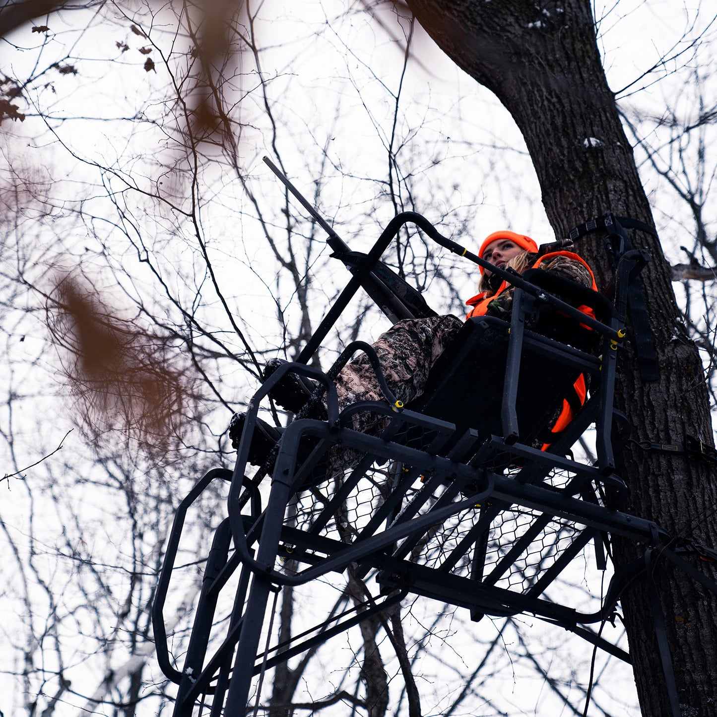 Rivers Edge® Lockdown™ 21' Wide, Towering 21' Height, Flip-Up TearTuff™ Mesh Seat, The Ultimate Shooting Rail™, Patent-Pending Ground-Level Ratcheting Technology™, LD200