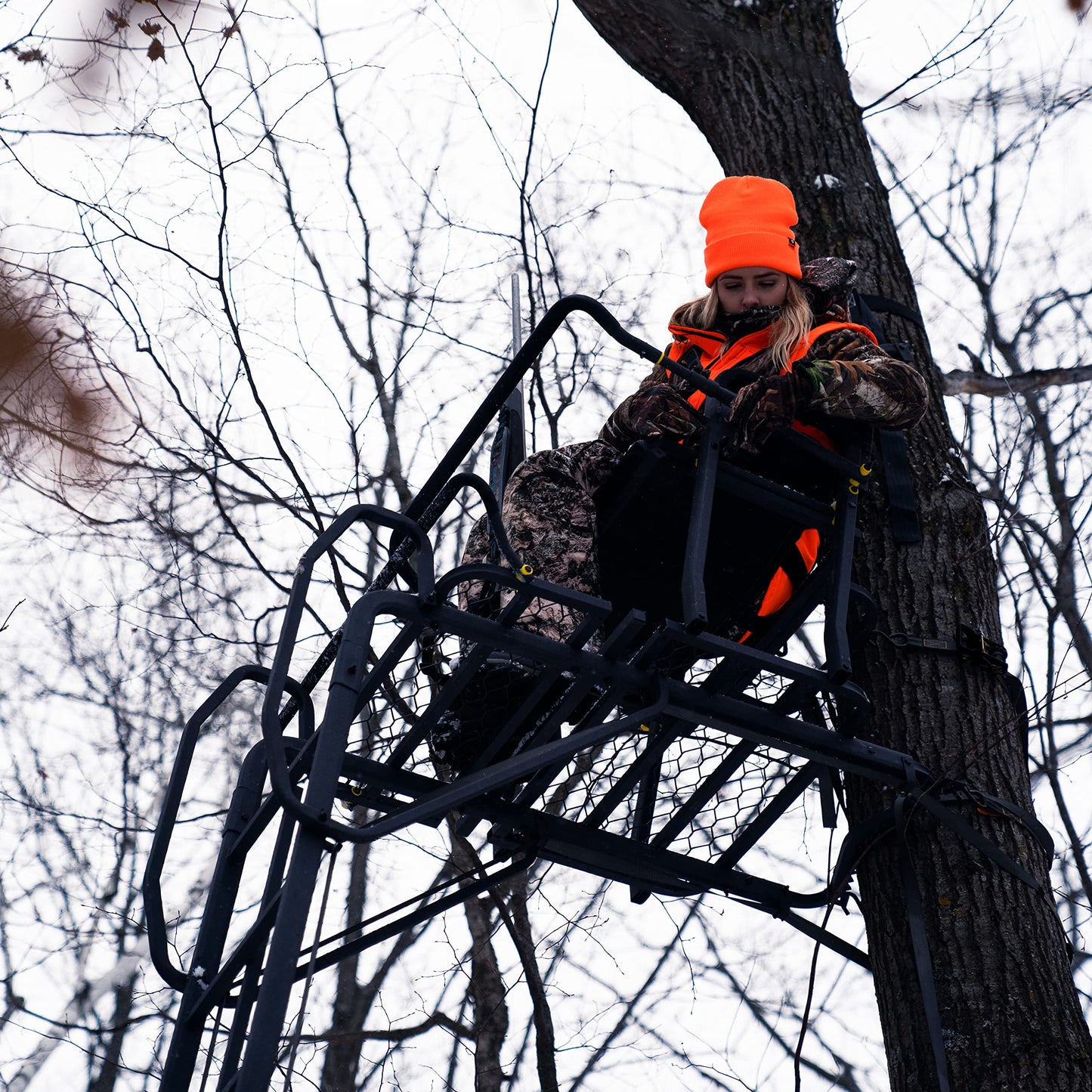 Rivers Edge® Lockdown™ 21' Wide, Towering 21' Height, Flip-Up TearTuff™ Mesh Seat, The Ultimate Shooting Rail™, Patent-Pending Ground-Level Ratcheting Technology™, LD200