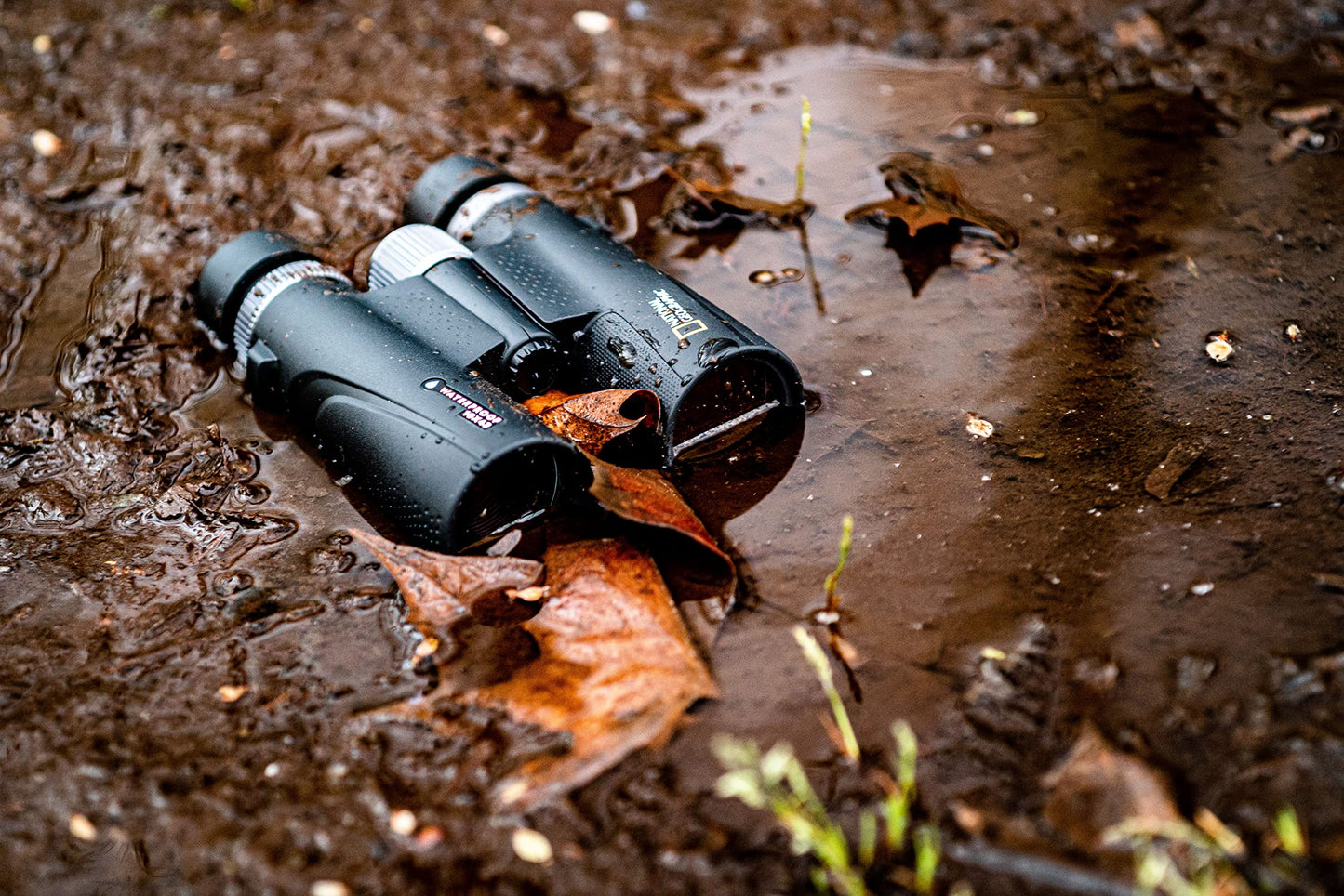 National Geographic Waterproof 10x42 Fully Coated Roof Prism Adult Binoculars with Harness for Bird Watching Hunting Hiking Outdoor Activities Travel and Sports