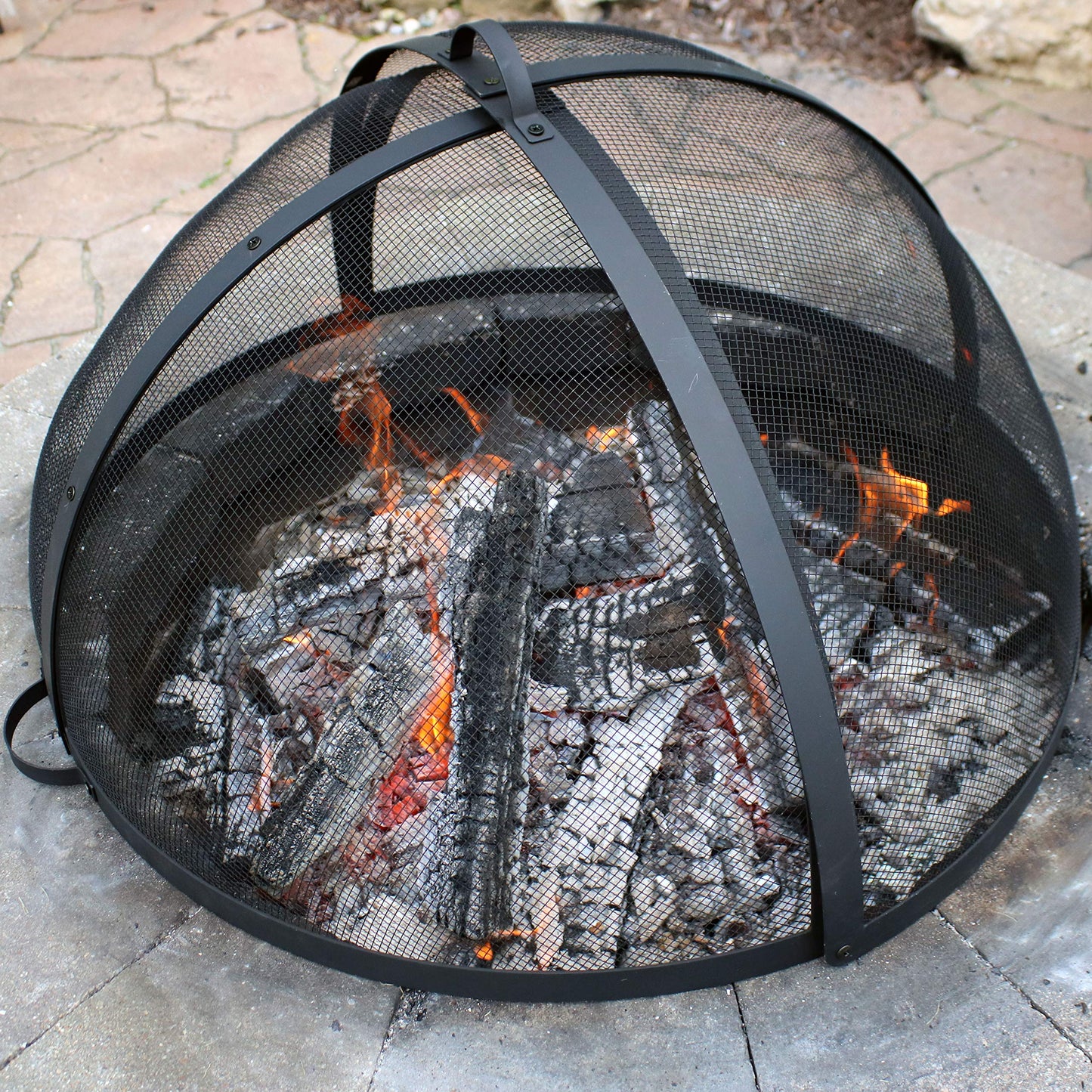Sunnydaze Round Fire Pit Spark Screen Cover - Easy-Opening Outdoor Fire Pit Screen - Heavy‑Duty Steel Metal Mesh - 22" Diameter